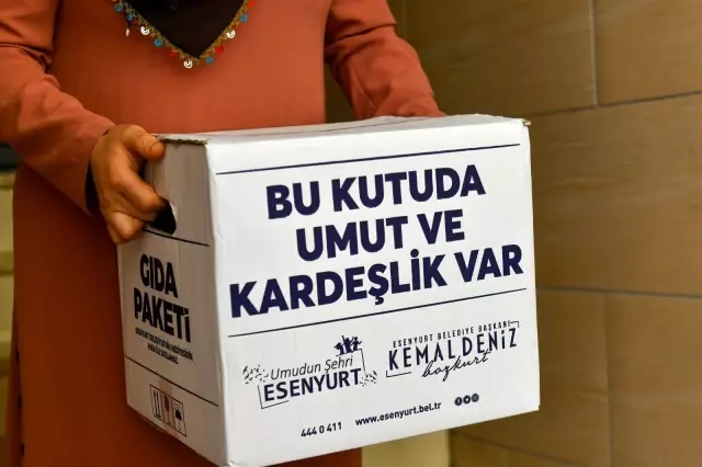 Esenyurt'ta gıda kolisi ve sıcak yemek dağıtımları devam ediyor Esenyurt'ta gıda kolisi ve sıcak yemek dağıtımları devam ediyor