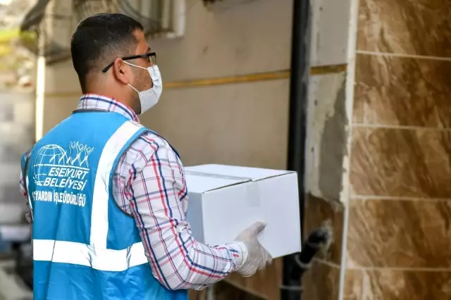 Esenyurt'ta gıda kolisi ve sıcak yemek dağıtımları devam ediyor Esenyurt'ta gıda kolisi ve sıcak yemek dağıtımları devam ediyor