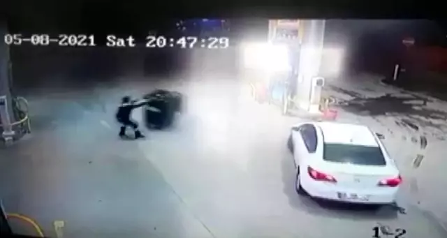 Son dakika haber... Fırtınada sürüklenen çöp konteyneri güvenlik kamerasına yansıdı