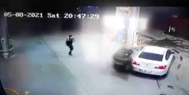 Son dakika haber... Fırtınada sürüklenen çöp konteyneri güvenlik kamerasına yansıdı