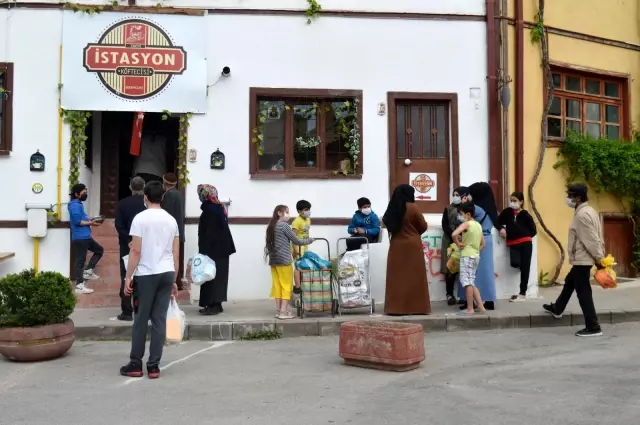 Hayırseverler bir çatı altında buluşarak vatandaşın karnını doyurdu Hayırseverler bir çatı altında buluşarak vatandaşın karnını doyurdu
