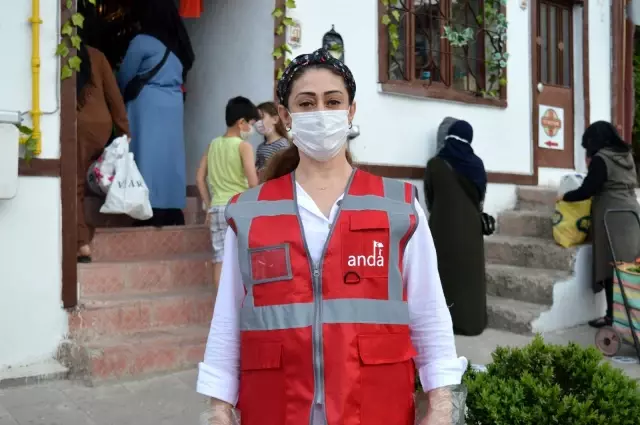 Hayırseverler bir çatı altında buluşarak vatandaşın karnını doyurdu Hayırseverler bir çatı altında buluşarak vatandaşın karnını doyurdu