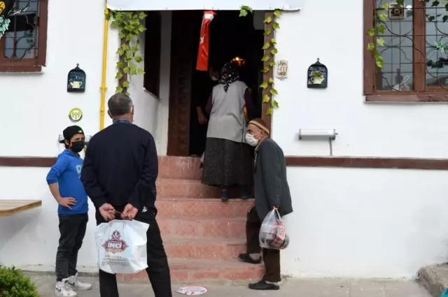 Hayırseverler bir çatı altında buluşarak vatandaşın karnını doyurdu Hayırseverler bir çatı altında buluşarak vatandaşın karnını doyurdu