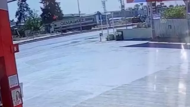 Hhafif ticari aracın tıra çarpma anı güvenlik kamerasına yansıdı Hhafif ticari aracın tıra çarpma anı güvenlik kamerasına yansıdı
