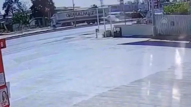 Hhafif ticari aracın tıra çarpma anı güvenlik kamerasına yansıdı Hhafif ticari aracın tıra çarpma anı güvenlik kamerasına yansıdı