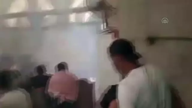 İsrail polisi Mescid-i Aksa'nın içindeki Filistinlilere plastik mermilerle saldırdı İsrail polisi Mescid-i Aksa'nın içindeki Filistinlilere plastik mermilerle saldırdı