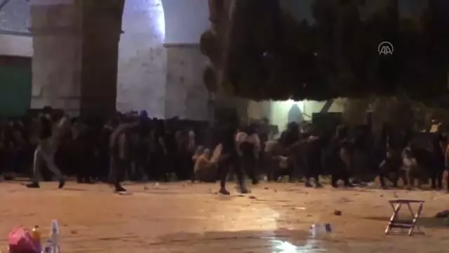 İsrail polisi yeniden Mescid-i Aksa'daki cemaate saldırdı İsrail polisi yeniden Mescid-i Aksa'daki cemaate saldırdı
