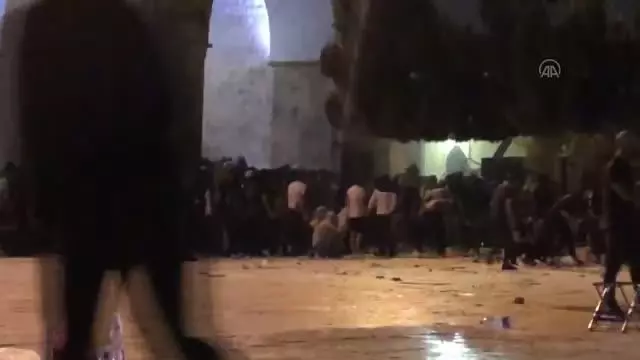 İsrail polisi yeniden Mescid-i Aksa'daki cemaate saldırdı İsrail polisi yeniden Mescid-i Aksa'daki cemaate saldırdı