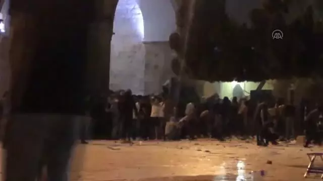 İsrail polisi yeniden Mescid-i Aksa'daki cemaate saldırdı İsrail polisi yeniden Mescid-i Aksa'daki cemaate saldırdı