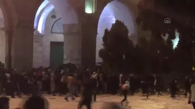 İsrail polisi yeniden Mescid-i Aksa'daki cemaate saldırdı İsrail polisi yeniden Mescid-i Aksa'daki cemaate saldırdı