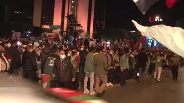 İstanbul'daki İsrail Başkonsolosluğu önündeki protesto devam ediyor İstanbul'daki İsrail Başkonsolosluğu önündeki protesto devam ediyor