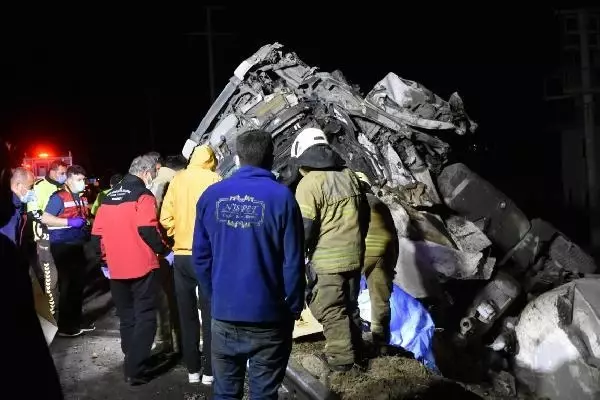 İZMİR'DE BARİYERLERE ÇARPAN TIR'DAKİ 2 KİŞİ ÖLDÜ İZMİR'DE BARİYERLERE ÇARPAN TIR'DAKİ 2 KİŞİ ÖLDÜ