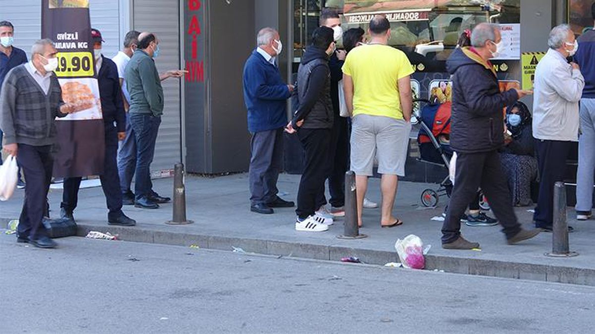 Kartal'da ucuz tatlıyı görenler koronayı unutup kuyruğa girdi
