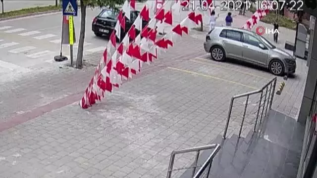 Kızlar cep telefonunu çalan kapkaççıyı böyle kovaladı Kızlar cep telefonunu çalan kapkaççıyı böyle kovaladı