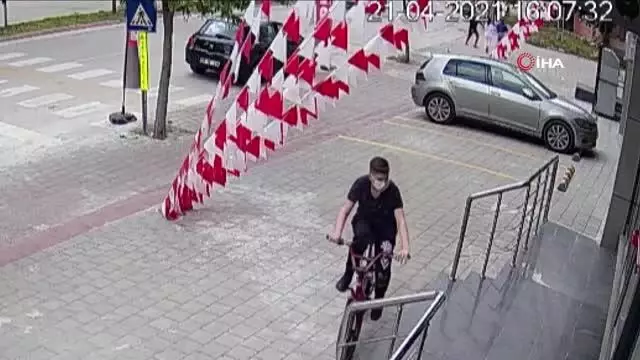 Kızlar cep telefonunu çalan kapkaççıyı böyle kovaladı Kızlar cep telefonunu çalan kapkaççıyı böyle kovaladı