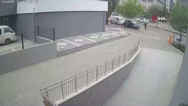 Kızlar cep telefonunu çalan kapkaççıyı böyle kovaladı Kızlar cep telefonunu çalan kapkaççıyı böyle kovaladı