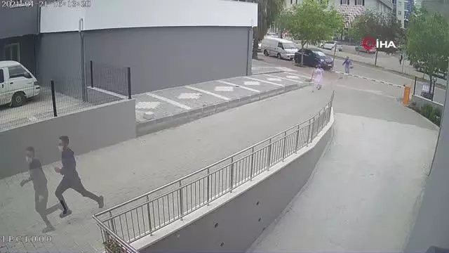 Kızlar cep telefonunu çalan kapkaççıyı böyle kovaladı Kızlar cep telefonunu çalan kapkaççıyı böyle kovaladı