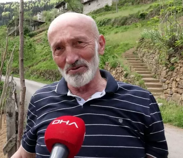 10 yıl önce aralarında tartışma yaşayan komşular, evlerine çıkabilmek için aynı yola 2 farklı merdiven yaptı 10 yıl önce aralarında tartışma yaşayan komşular, evlerine çıkabilmek için aynı yola 2 farklı merdiven yaptı
