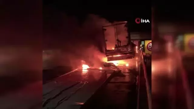 Köpük tabak yüklü TIR'ın dorsesi alev alev yandı Köpük tabak yüklü TIR'ın dorsesi alev alev yandı