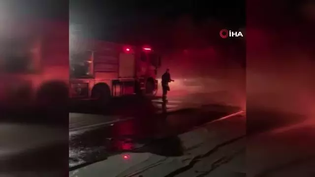 Köpük tabak yüklü TIR'ın dorsesi alev alev yandı