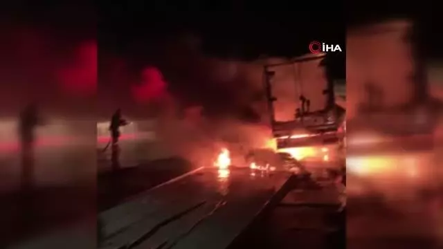Köpük tabak yüklü TIR'ın dorsesi alev alev yandı