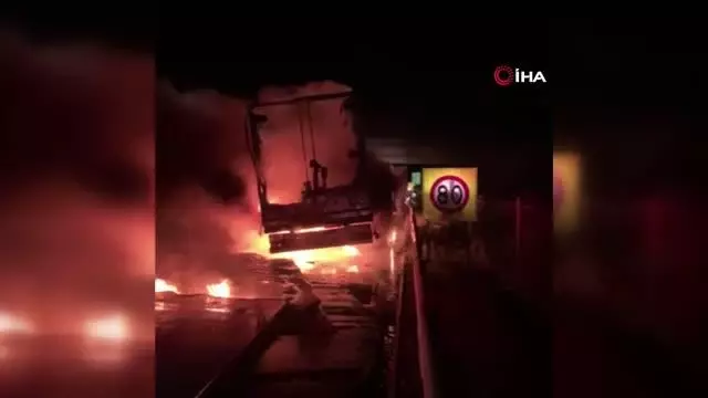 Köpük tabak yüklü TIR'ın dorsesi alev alev yandı