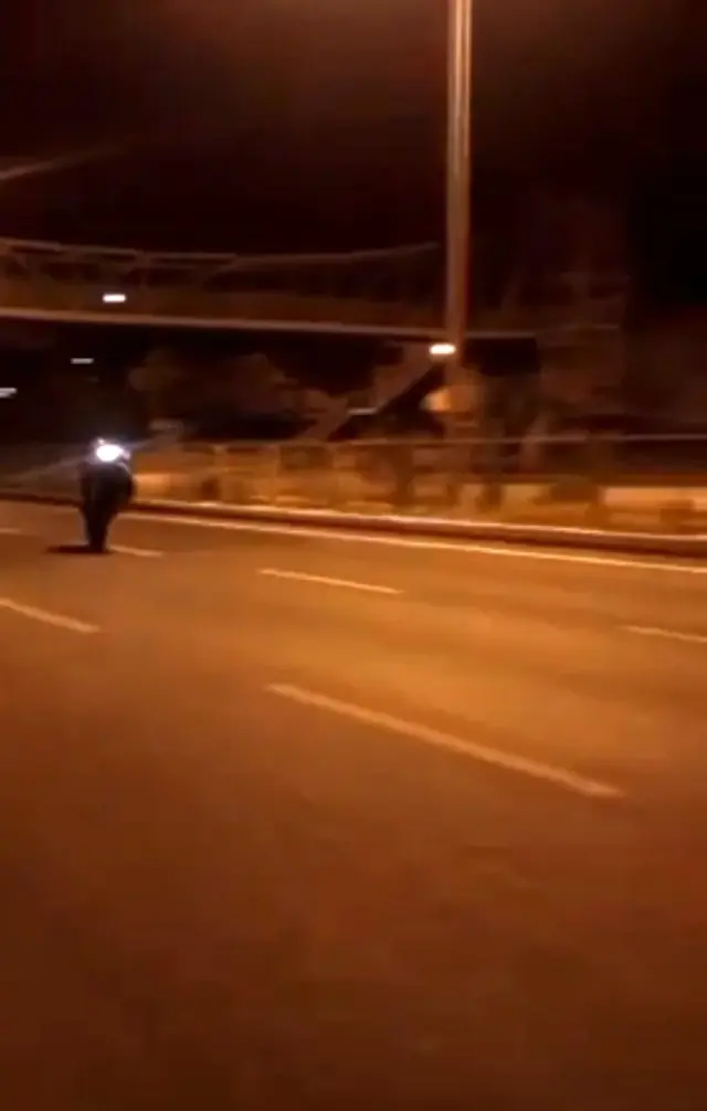 Kuşadası'nda motosikletli gençlerin ölüm dansı Kuşadası'nda motosikletli gençlerin ölüm dansı