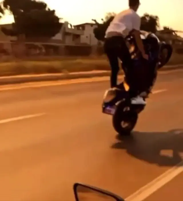 Kuşadası'nda motosikletli gençlerin ölüm dansı Kuşadası'nda motosikletli gençlerin ölüm dansı