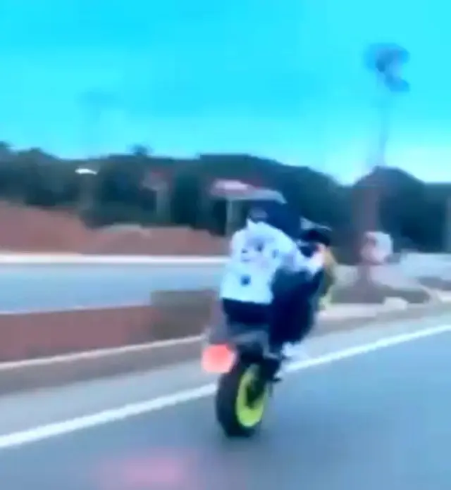 Kuşadası'nda motosikletli gençlerin ölüm dansı Kuşadası'nda motosikletli gençlerin ölüm dansı