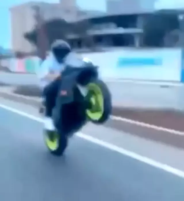 Kuşadası'nda motosikletli gençlerin ölüm dansı Kuşadası'nda motosikletli gençlerin ölüm dansı