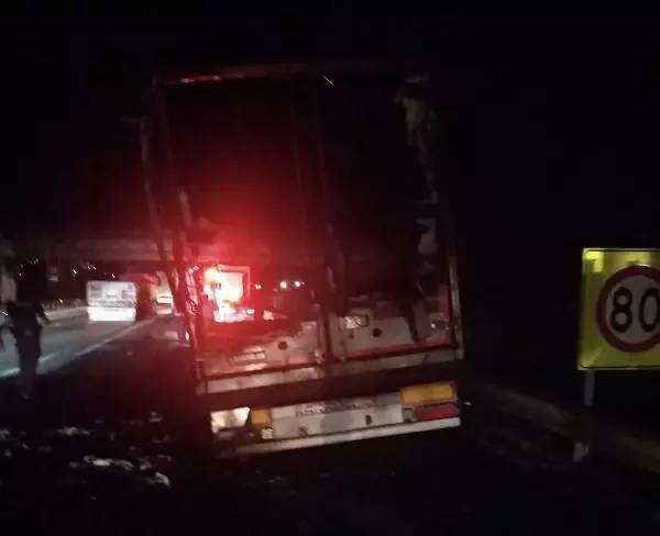 OSMANİYE'DE, KÖPÜK TABAK YÜKLÜ TIR'IN DORSESİ ALEV ALEV YANDI OSMANİYE'DE, KÖPÜK TABAK YÜKLÜ TIR'IN DORSESİ ALEV ALEV YANDI