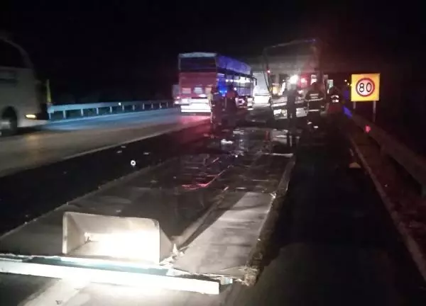 OSMANİYE'DE, KÖPÜK TABAK YÜKLÜ TIR'IN DORSESİ ALEV ALEV YANDI OSMANİYE'DE, KÖPÜK TABAK YÜKLÜ TIR'IN DORSESİ ALEV ALEV YANDI