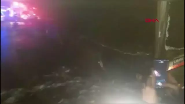 OSMANİYE'DE, KÖPÜK TABAK YÜKLÜ TIR'IN DORSESİ ALEV ALEV YANDI OSMANİYE'DE, KÖPÜK TABAK YÜKLÜ TIR'IN DORSESİ ALEV ALEV YANDI
