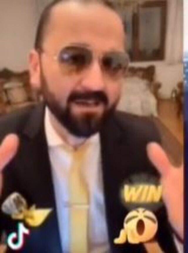 Papağana işkence videosuyla tepki çeken MasterChef Murat'ın yeni imajıyla gündem oldu Papağana işkence videosuyla tepki çeken MasterChef Murat'ın yeni imajıyla gündem oldu