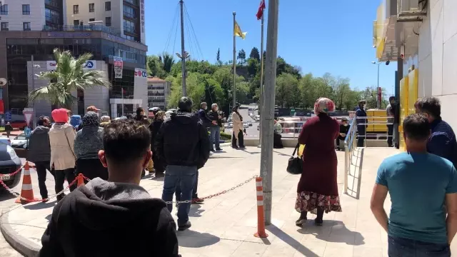 PTT önünde uzun kuyruk oluştu PTT önünde uzun kuyruk oluştu