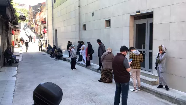 PTT önünde uzun kuyruk oluştu PTT önünde uzun kuyruk oluştu