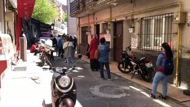 PTT önünde uzun kuyruk oluştu PTT önünde uzun kuyruk oluştu