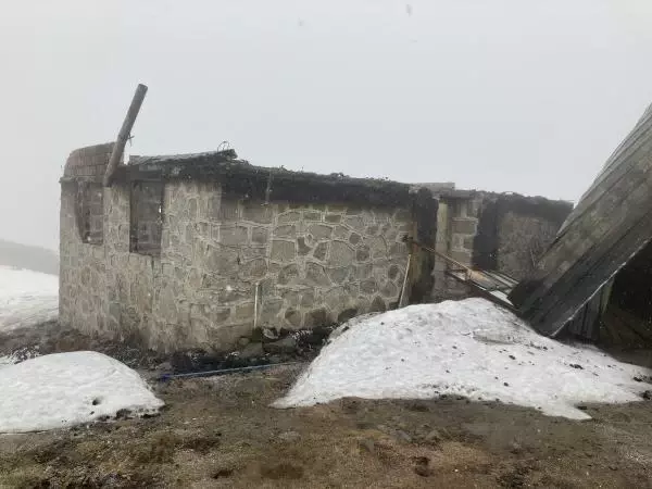 Rize'de 15 yayla evi yakıldı Rize'de 15 yayla evi yakıldı