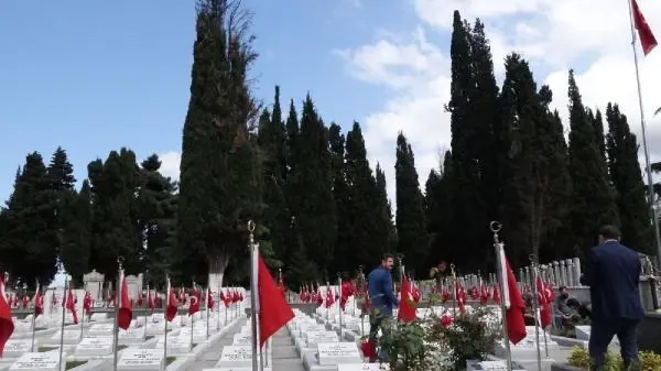 Son dakika haberleri: ŞEHİTLİKTEKİ SELVİ AĞAÇLARININ KESİLMESİNE TEPKİ Son dakika haberleri: ŞEHİTLİKTEKİ SELVİ AĞAÇLARININ KESİLMESİNE TEPKİ