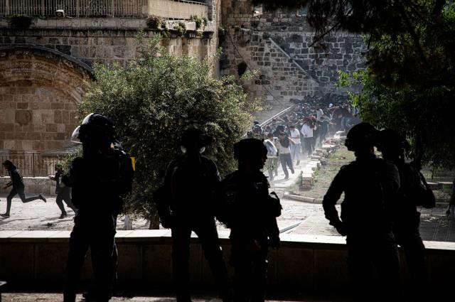 Son Dakika! İsrail polisi, Mescid-i Aksa'da baskınları önlemek için nöbet tutan Filistinlilere müdahale etti: 305 yaralı