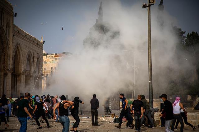Son Dakika! İsrail polisi, Mescid-i Aksa'da baskınları önlemek için nöbet tutan Filistinlilere müdahale etti: 305 yaralı