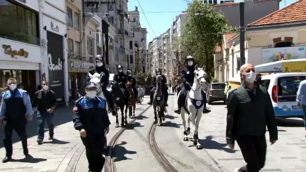 Son dakika haberi... TAKSİM MEYDANI VE İSTİKLAL CADDESİ'NDE ATLI ZABITALARDAN KORONAVİRÜS DENETİMİ Son dakika haberi... TAKSİM MEYDANI VE İSTİKLAL CADDESİ'NDE ATLI ZABITALARDAN KORONAVİRÜS DENETİMİ