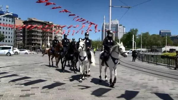Son dakika haberi... TAKSİM MEYDANI VE İSTİKLAL CADDESİ'NDE ATLI ZABITALARDAN KORONAVİRÜS DENETİMİ Son dakika haberi... TAKSİM MEYDANI VE İSTİKLAL CADDESİ'NDE ATLI ZABITALARDAN KORONAVİRÜS DENETİMİ
