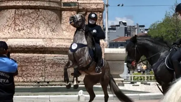 Son dakika haberi... TAKSİM MEYDANI VE İSTİKLAL CADDESİ'NDE ATLI ZABITALARDAN KORONAVİRÜS DENETİMİ Son dakika haberi... TAKSİM MEYDANI VE İSTİKLAL CADDESİ'NDE ATLI ZABITALARDAN KORONAVİRÜS DENETİMİ