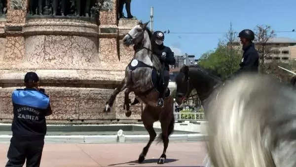 Son dakika haberi... TAKSİM MEYDANI VE İSTİKLAL CADDESİ'NDE ATLI ZABITALARDAN KORONAVİRÜS DENETİMİ Son dakika haberi... TAKSİM MEYDANI VE İSTİKLAL CADDESİ'NDE ATLI ZABITALARDAN KORONAVİRÜS DENETİMİ