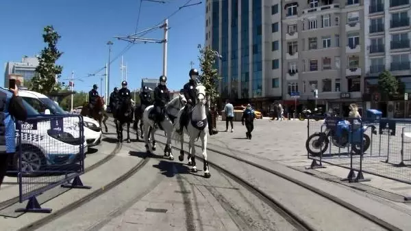Son dakika haberi... TAKSİM MEYDANI VE İSTİKLAL CADDESİ'NDE ATLI ZABITALARDAN KORONAVİRÜS DENETİMİ Son dakika haberi... TAKSİM MEYDANI VE İSTİKLAL CADDESİ'NDE ATLI ZABITALARDAN KORONAVİRÜS DENETİMİ