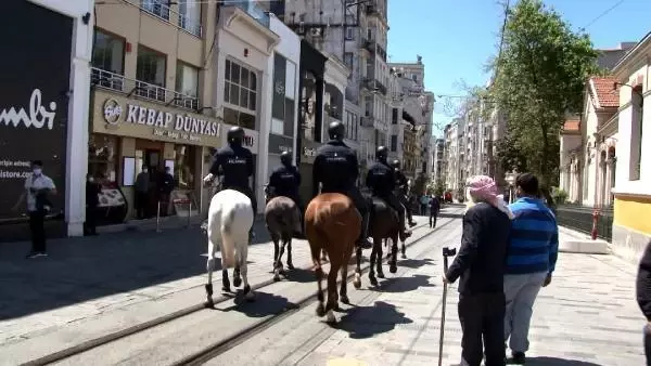 Son dakika haberi... TAKSİM MEYDANI VE İSTİKLAL CADDESİ'NDE ATLI ZABITALARDAN KORONAVİRÜS DENETİMİ Son dakika haberi... TAKSİM MEYDANI VE İSTİKLAL CADDESİ'NDE ATLI ZABITALARDAN KORONAVİRÜS DENETİMİ