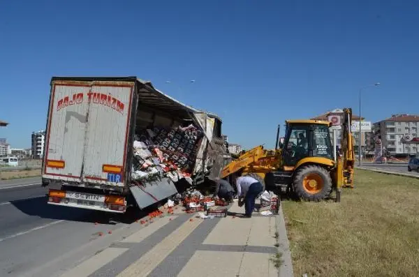 TIR'daki sebze ve meyvelerin dökülmemesi için 'iş makinesi' desteği TIR'daki sebze ve meyvelerin dökülmemesi için 'iş makinesi' desteği