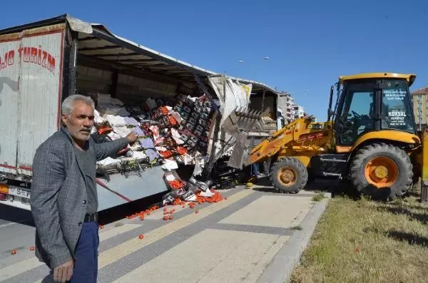TIR'daki sebze ve meyvelerin dökülmemesi için 'iş makinesi' desteği TIR'daki sebze ve meyvelerin dökülmemesi için 'iş makinesi' desteği