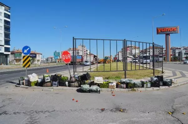 TIR'daki sebze ve meyvelerin dökülmemesi için 'iş makinesi' desteği TIR'daki sebze ve meyvelerin dökülmemesi için 'iş makinesi' desteği